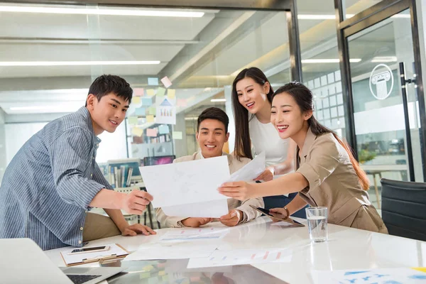 Professional Smiling Young Asian Business Team Working Papers Modern Office — Stock Photo, Image