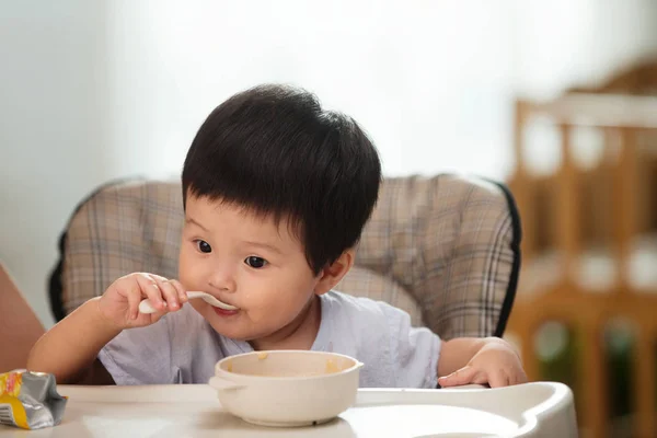 Lindo Asiático Niño Celebración Cuchara Comer Casa —  Fotos de Stock