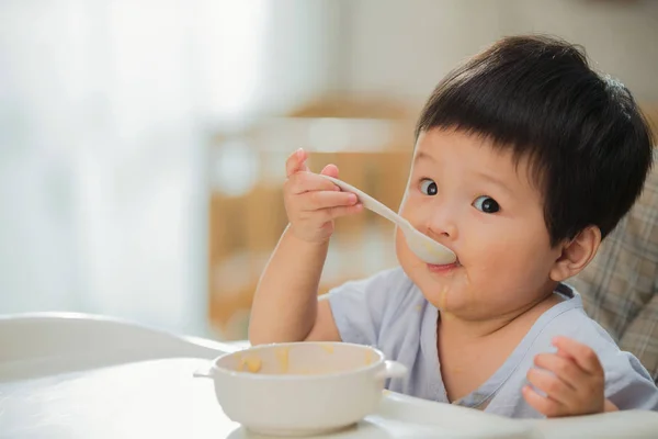 Adorable Asiático Niño Pequeño Celebración Cuchara Comer Casa —  Fotos de Stock