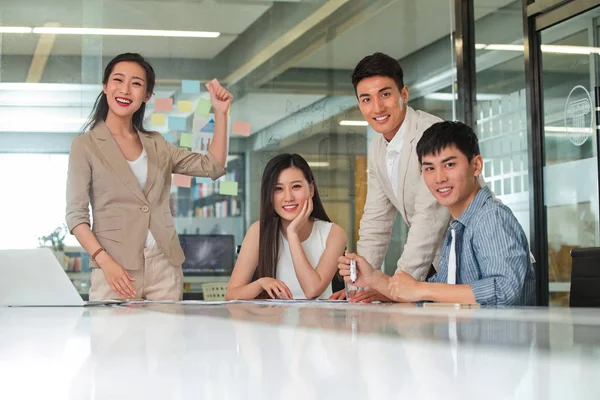 Glückliches Junges Asiatisches Geschäftsteam Arbeitet Zusammen Und Lächelt Büro Die — Stockfoto