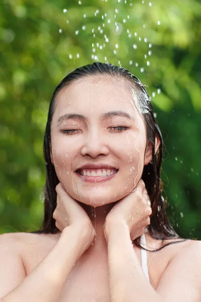 Attraente Sorridente Giovane Donna Asiatica Con Gli Occhi Chiusi Prendendo — Foto Stock