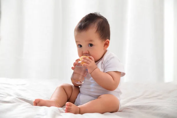 Vista Completa Adorable Asiático Bebé Sosteniendo Biberón Con Agua Sentado — Foto de Stock