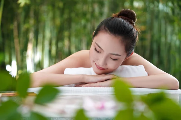 Красива Молода Азіатська Жінка Лежить Масажному Столі Спа Центрі — стокове фото