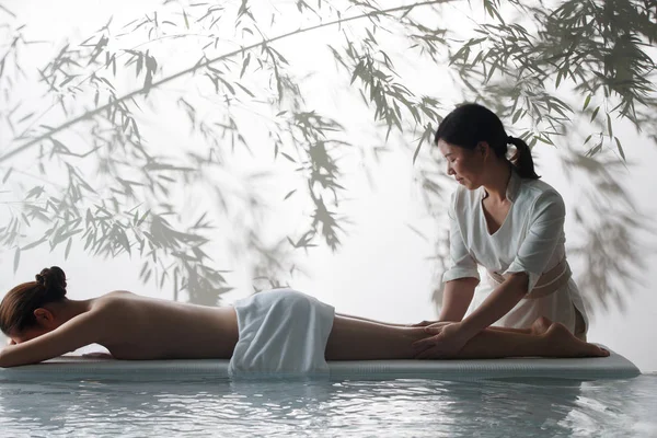 Seitenansicht Einer Jungen Asiatischen Frau Die Wellness Salon Körpermassage Erhält — Stockfoto
