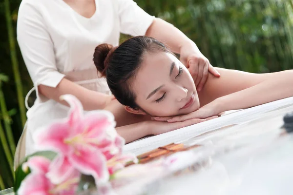 Jovem Asiático Mulher Receber Corpo Massagem Spa Salão — Fotografia de Stock