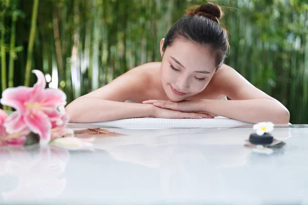 Beautiful Young Asian Woman Lying Massage Table Spa — Stock Photo, Image