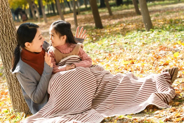 Hermosa Asiático Madre Hija Mirando Uno Otro Mientras Sentado Juntos — Foto de Stock