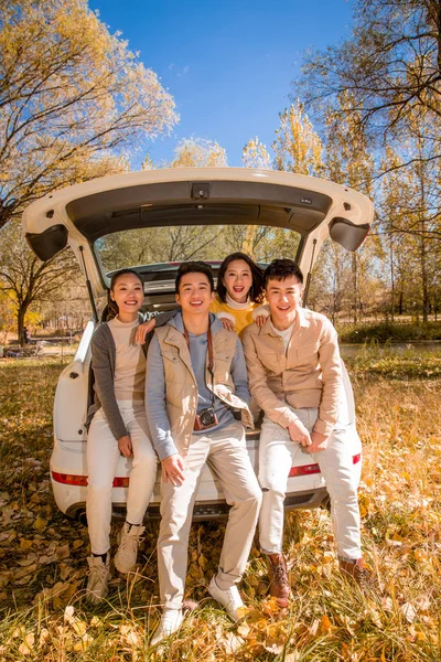 Masculino Feminino Ásia Amigos Sentado Carro Tronco Outonal Floresta — Fotografia de Stock