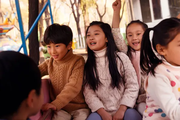 Cinq Adorable Heureux Asiatique Enfants Avoir Amusant Sur Carrousel Dans — Photo