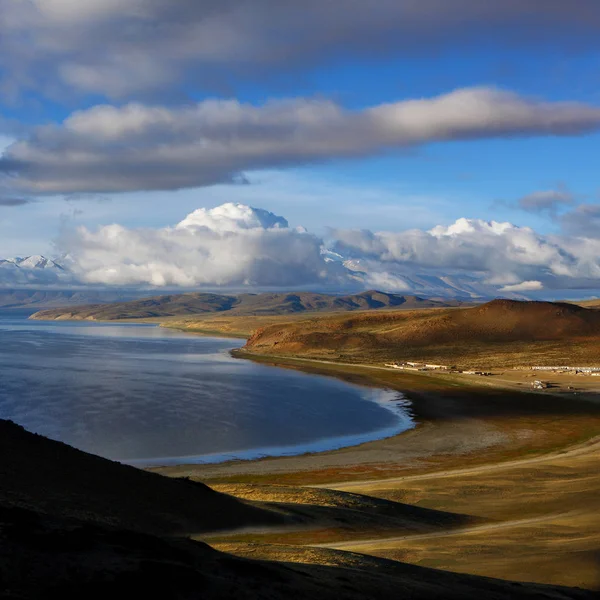 Vue Aérienne Lac Pittoresque Des Collines Des Montagnes Enneigées Pendant — Photo