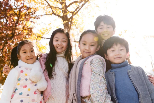 Cinq Adorable Asiatique Enfants Câlins Regarder Caméra Dans Automnal Parc — Photo