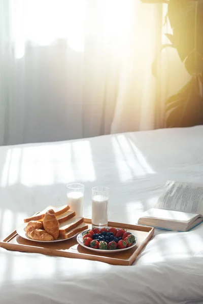 Вкусная Еда Завтрак Подносе Спальне Утром — стоковое фото