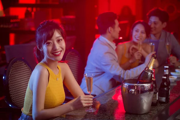 Joyeux Jeunes Amis Asiatiques Passer Temps Ensemble Boire Champagne Bar — Photo