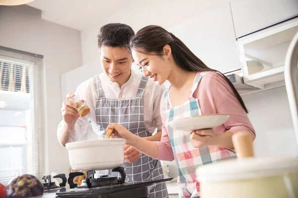 Feliz Joven Asiático Pareja Delantales Cocinar Sopa Juntos Cocina — Foto de Stock