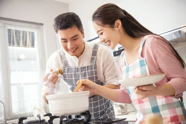 キッチンで一緒に調理美しい幸せな若いアジアのカップル — ストック写真