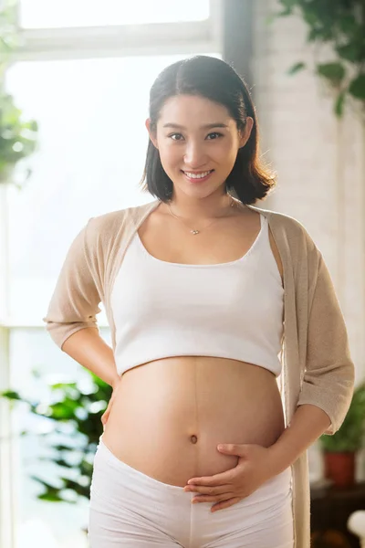 Heureux Jeune Enceinte Asiatique Femme Toucher Ventre Sourire Caméra — Photo