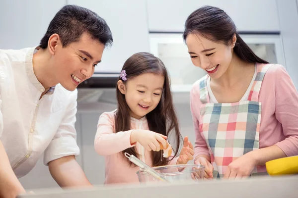 Feliz Asiática Família Com Uma Criança Cozinhar Juntos Cozinha — Fotografia de Stock