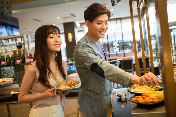 Heureux Jeune Asiatique Couple Choisir Gastronomique Nourriture Dans Buffet — Photo