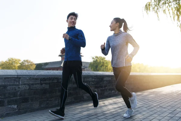 Low Angle View Young Asian Couple Sportswear Smiling Each Other — Stock Photo, Image