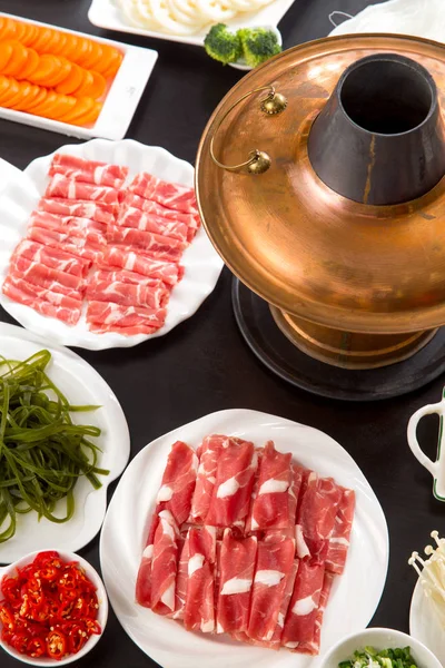 Vista Alto Ângulo Cobre Panela Quente Carne Legumes Mesa Conceito — Fotografia de Stock