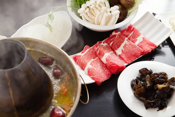 铜火锅 肉和蘑菇在餐桌上的烤菜概念的特写 — 图库照片
