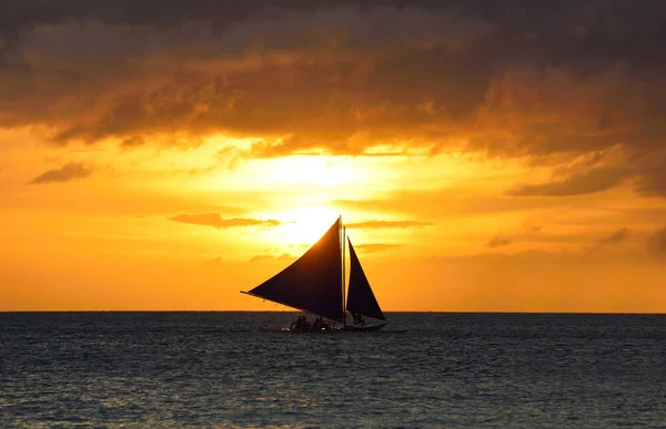 Niesamowity Widok Morze Żaglówką Zachodzie Słońca Boracay Filipiny — Zdjęcie stockowe