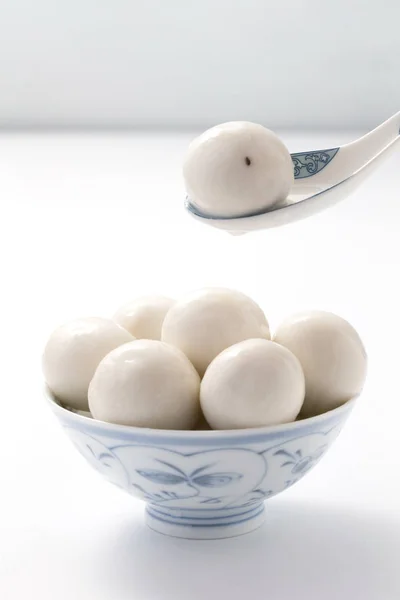 Close Weergave Van Kom Met Traditionele Chinese Kleefrijst Ballen Witte — Stockfoto