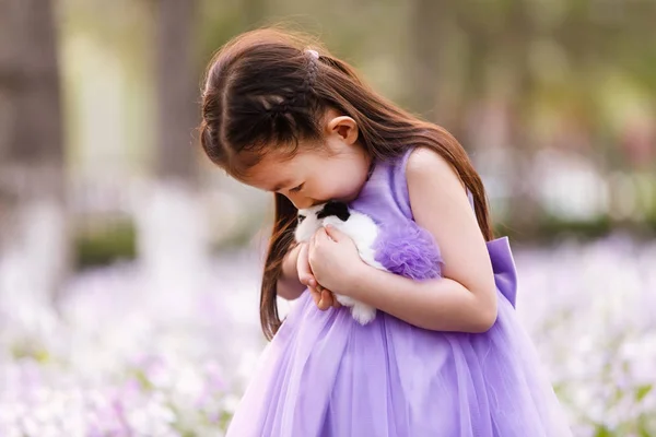 Adorável Asiático Criança Vestido Segurando Coelho Flor Campo — Fotografia de Stock