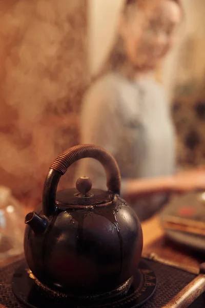 Крупним Планом Вигляд Киплячого Чайника Парою Молодою Азіаткою Позаду Вибірковий — стокове фото