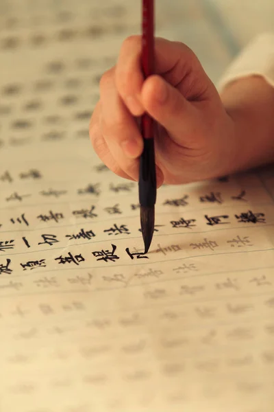 Recortado Tiro Mujer Sosteniendo Caligrafía Cepillo Escritura Chino Caracteres — Foto de Stock