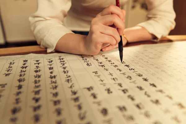 Abgeschnittene Aufnahme Einer Frau Mit Kalligrafie Pinsel Und Chinesischen Schriftzeichen — Stockfoto