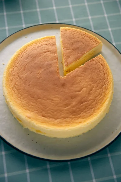 Vynikající Domácí Cheesecake Talíři Stole — Stock fotografie