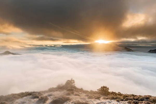 Magnifique Coucher Soleil Sur Des Montagnes Pittoresques Couvertes Nuages — Photo