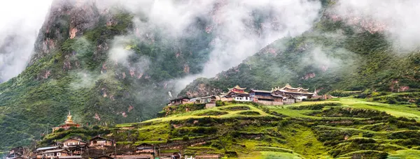 Bela Paisagem Com Edifícios Declive Montanha Gannan Gansu China — Fotografia de Stock