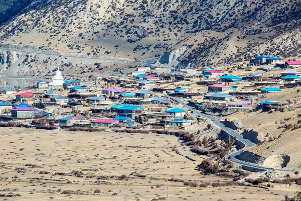 Vista Alto Ângulo Casas Perto Estrada Encosta Montanha Tibete — Fotografia de Stock