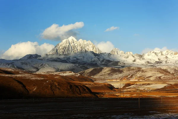 Hermosa Montaña Cubierta Nieve Yala Pastizales Tagong Provincia Sichuan China —  Fotos de Stock