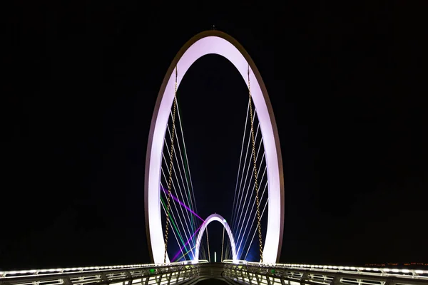 夜のライトアップされた橋の低角度ビュー 江蘇省 — ストック写真