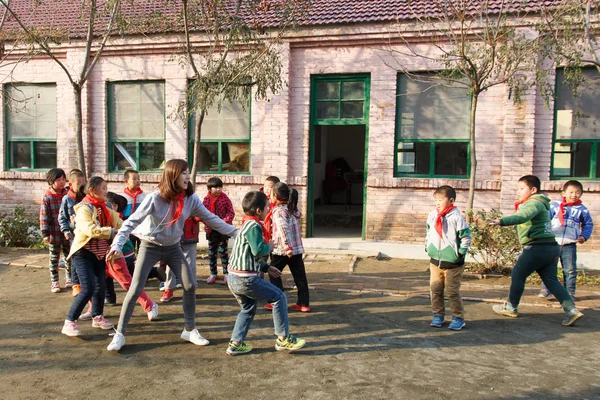 Landelijke Vrouwelijke Leraar Gelukkige Leerlingen Spelen Samen School Werf — Stockfoto