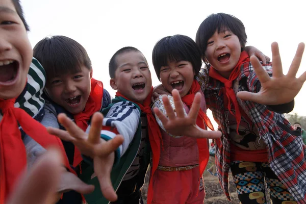 Glückliche Chinesische Schüler Auf Dem Land Lachen Vor Laufender Kamera — Stockfoto