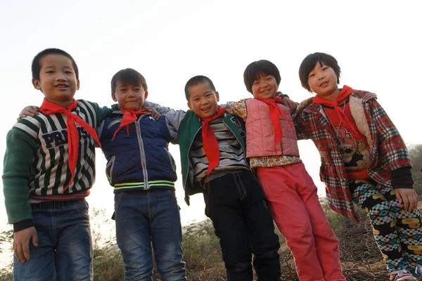 Niedrigwinkel Ansicht Glücklicher Chinesischer Schüler Die Zusammen Stehen Und Freien — Stockfoto