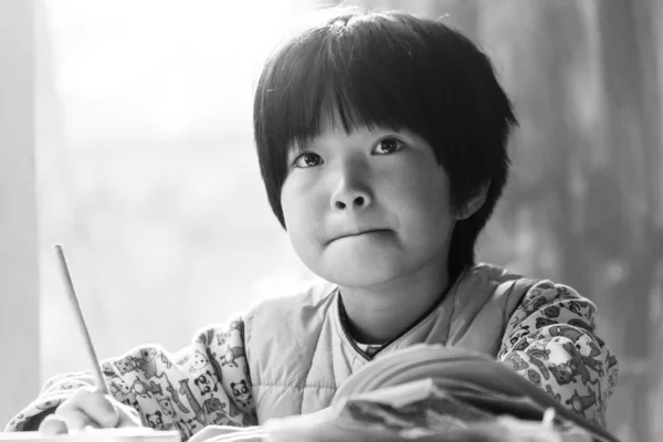 Retrato Colegiala China Enfocada Estudiando Escuela Primaria Rural — Foto de Stock