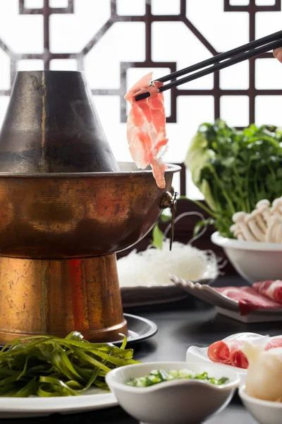 テーブルの上に肉とマトン鍋と箸のクローズアップビュー — ストック写真