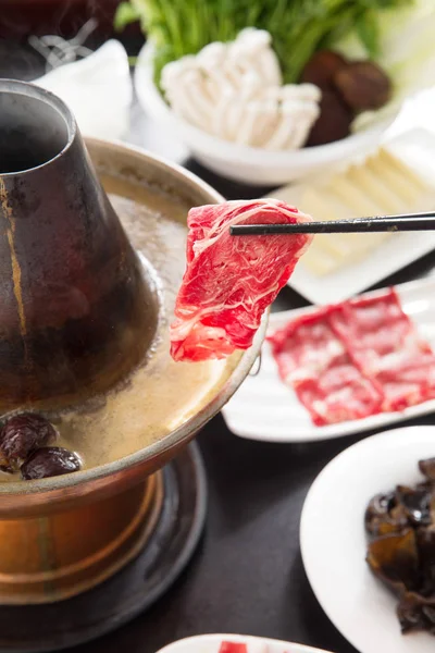 羊肉火锅的特写视图 餐桌上有美味的食材 — 图库照片