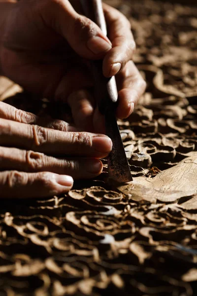 Gedeeltelijke Weergave Van Mannelijke Handen Tijdens Houtbewerking Gravure Workshop — Stockfoto