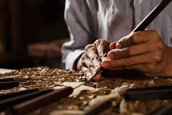 Řezaná Střela Člověka Při Obrábění Dřeva Tradiční Čínské Umění Řemeslo — Stock fotografie