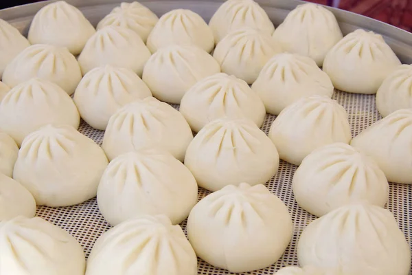 Vue Rapprochée Délicieuses Boulettes Asiatiques Non Cuites Sur Table — Photo