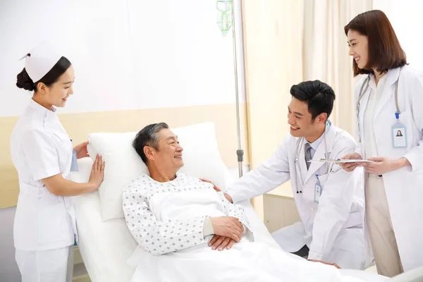 Medical workers and patients in the ward — Stock Photo, Image