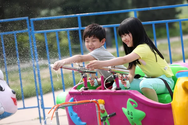 Enfants au parc d'attractions — Photo