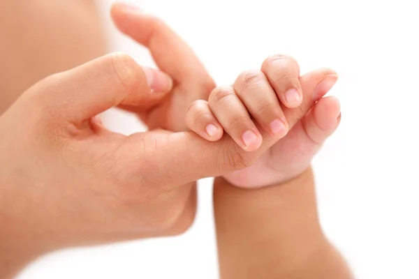 Przycięty Strzał Uroczego Małego Dziecka Trzymającego Palec Matki — Zdjęcie stockowe