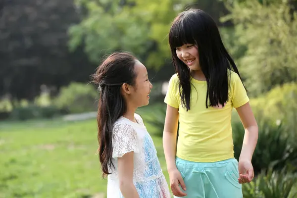 Dos chicas jugando al aire libre — Foto de Stock